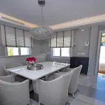 Villa Exquisite And Modern Near With Heated Pool!