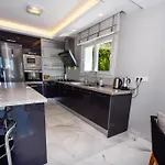 Villa Exquisite And Modern Near With Heated Pool! Marbella