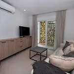 Villa Exquisite And Modern Near With Heated Pool!