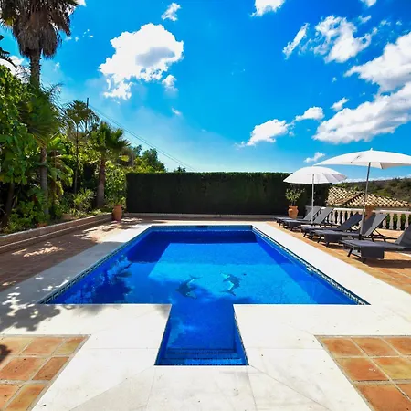 Exquisite And Modern Near With Heated Pool!