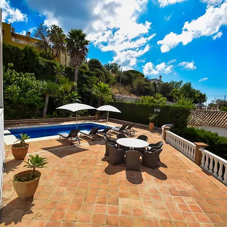 Exquisite And Modern Near With Heated Pool!