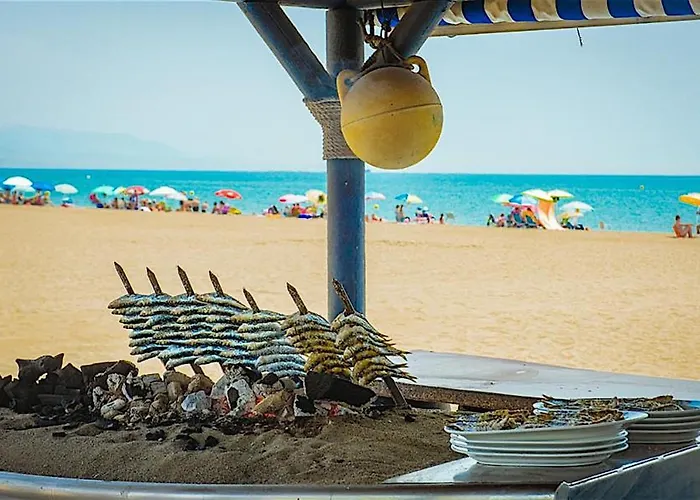 Exquisite And Modern Near With Heated Pool!