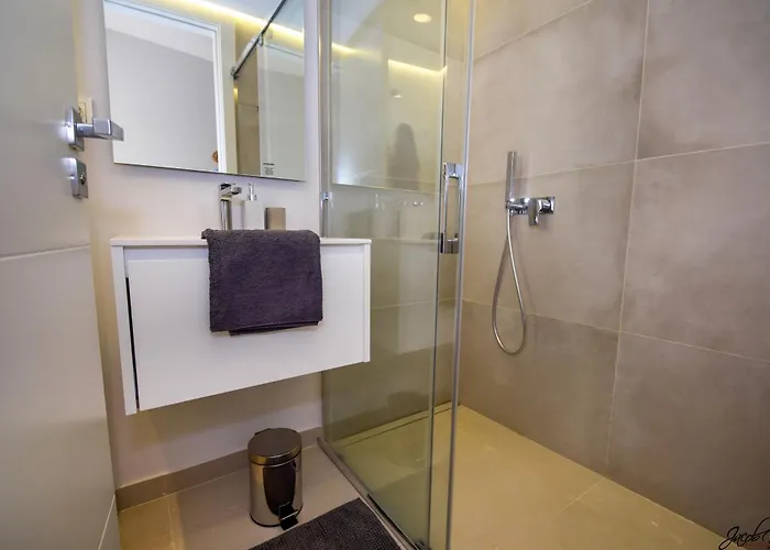 Exquisite And Modern Near With Heated Pool!