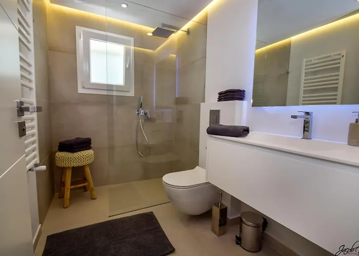 Exquisite And Modern Near With Heated Pool!