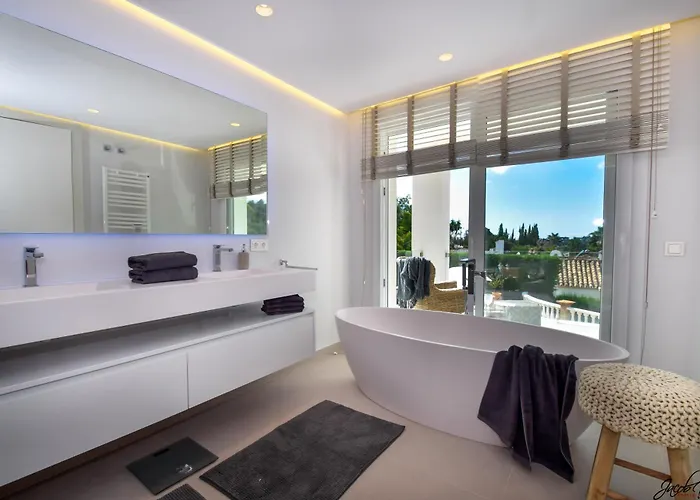 Exquisite And Modern Near With Heated Pool!