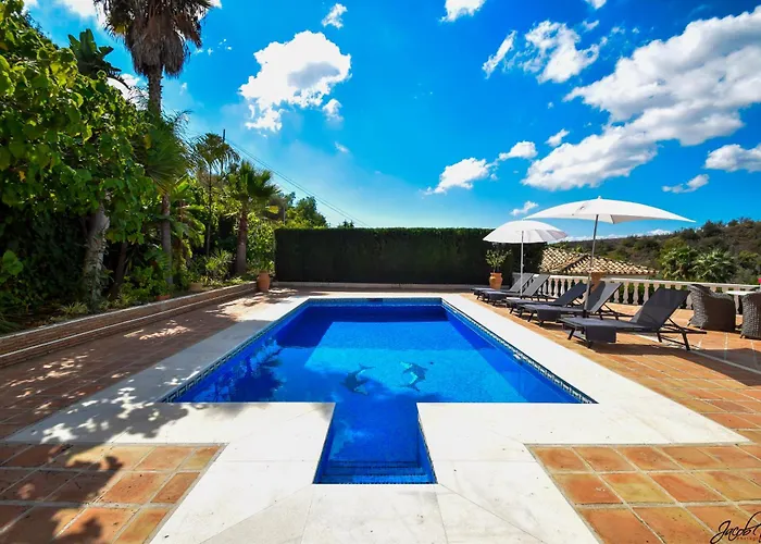 Exquisite And Modern Near With Heated Pool!