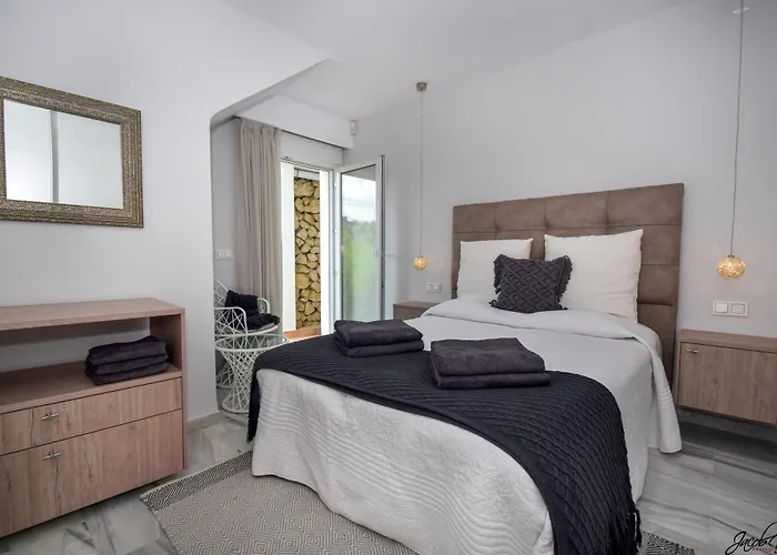 Exquisite And Modern Near With Heated Pool!