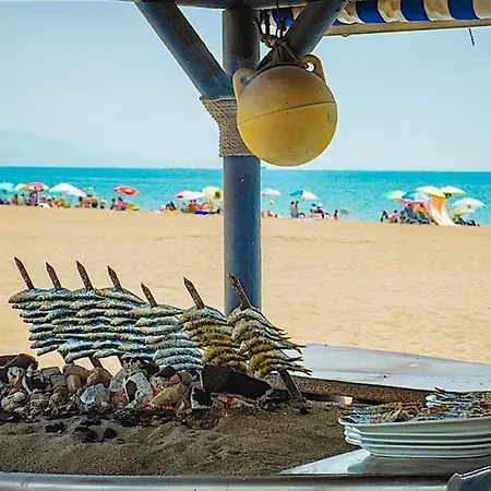 Exquisite And Modern Near With Heated Pool!