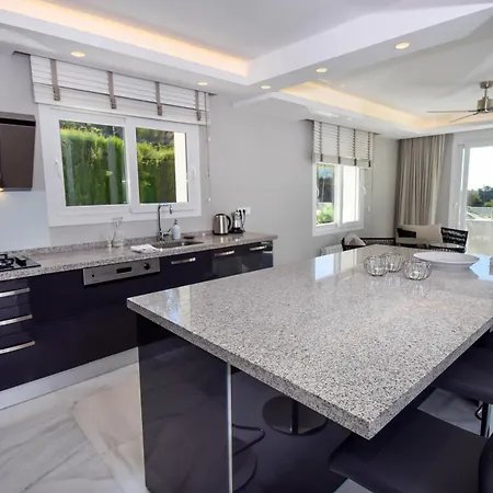 Villa Exquisite And Modern Near With Heated Pool!