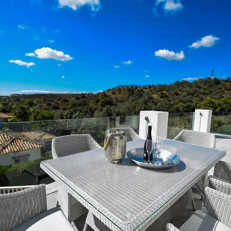 Exquisite And Modern Near With Heated Pool! Marbella