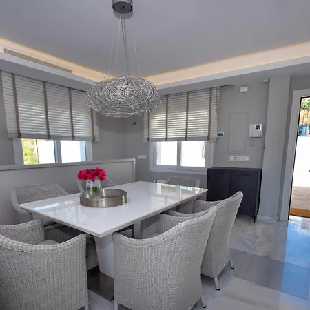 Villa Exquisite And Modern Near With Heated Pool!