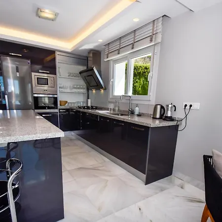 Villa Exquisite And Modern Near With Heated Pool! Marbella