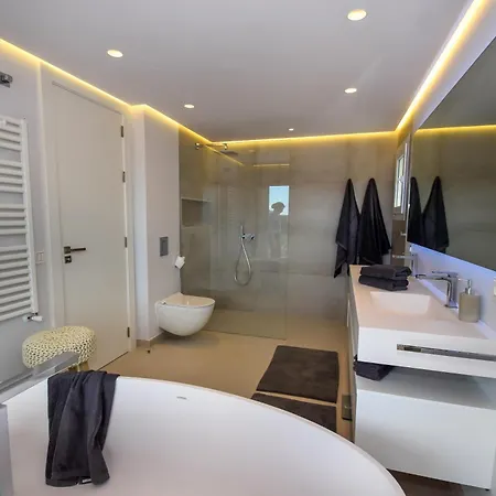Villa Exquisite And Modern Near With Heated Pool! Marbella