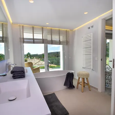 Exquisite And Modern Near With Heated Pool!