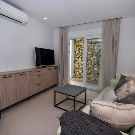 Villa Exquisite And Modern Near With Heated Pool!
