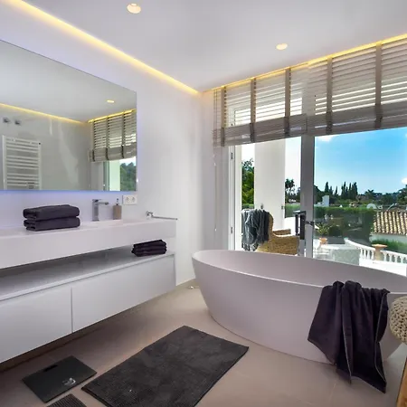 Exquisite And Modern Near With Heated Pool!