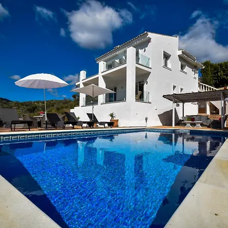 Villa Exquisite And Modern Near With Heated Pool!