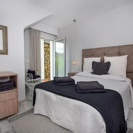 Exquisite And Modern Near With Heated Pool!