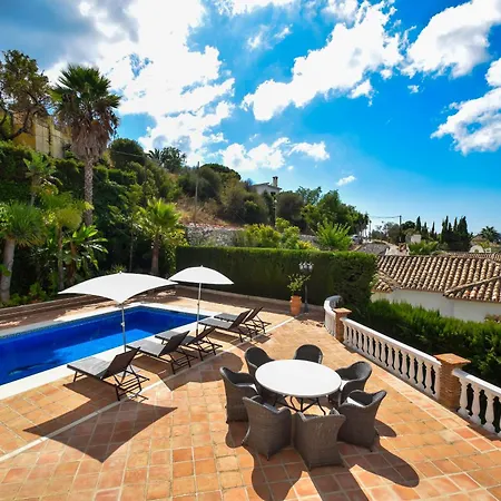 Villa Exquisite And Modern Near With Heated Pool!