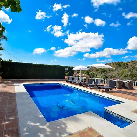 Villa Exquisite And Modern Near With Heated Pool! Marbella