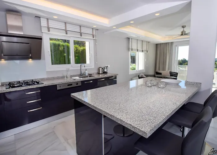 Villa Exquisite And Modern Near With Heated Pool!