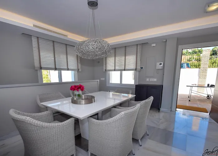 Villa Exquisite And Modern Near With Heated Pool!