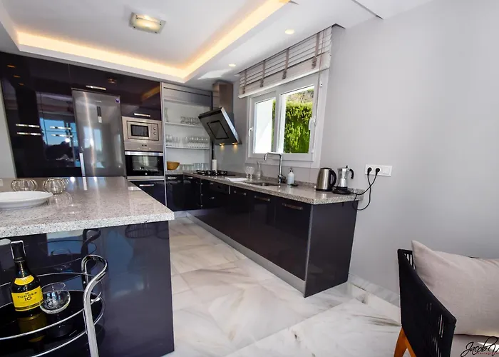Villa Exquisite And Modern Near With Heated Pool! Marbella