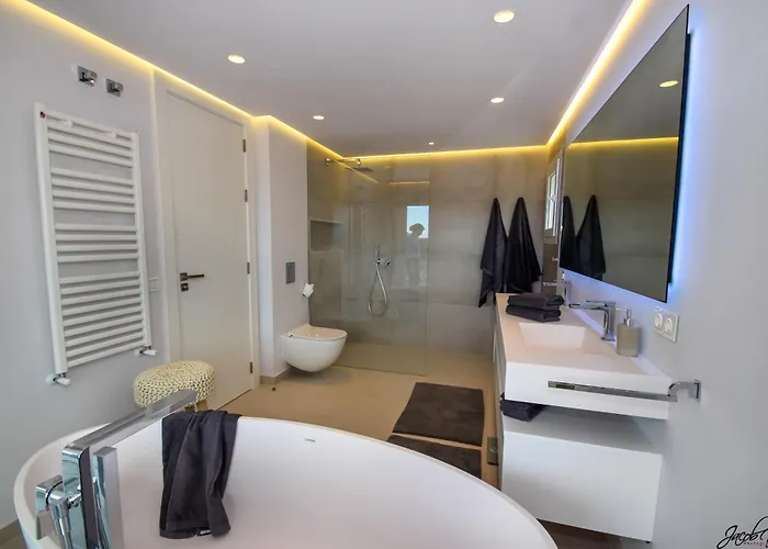 Villa Exquisite And Modern Near With Heated Pool! Marbella