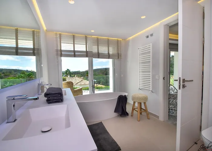 Exquisite And Modern Near With Heated Pool!
