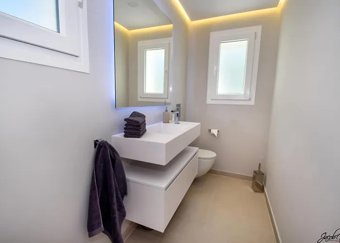 Villa Exquisite And Modern Near With Heated Pool!