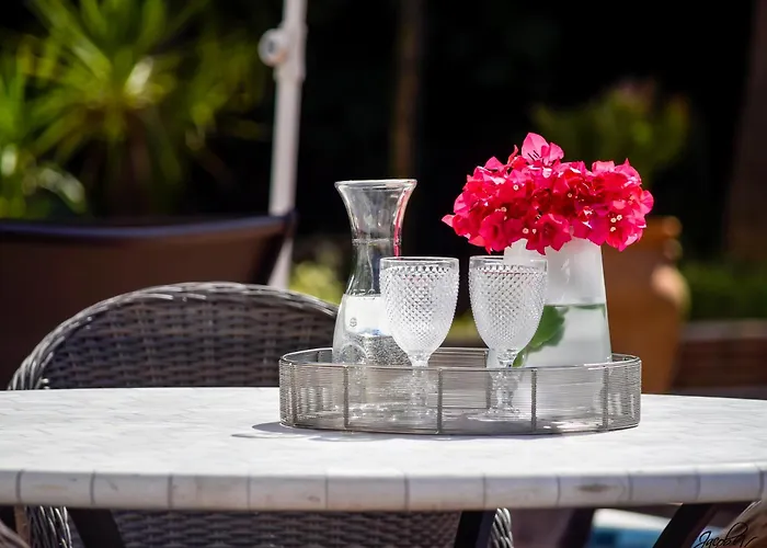Exquisite And Modern Near With Heated Pool! Marbella