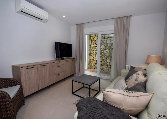Villa Exquisite And Modern Near With Heated Pool!