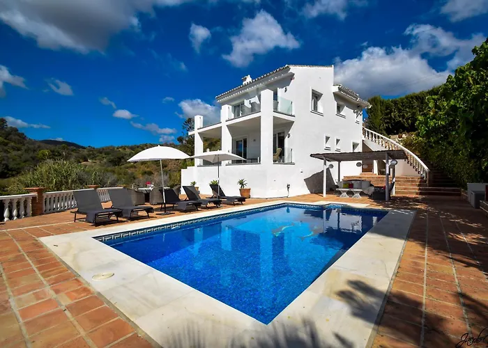 Exquisite And Modern Near With Heated Pool! Marbella