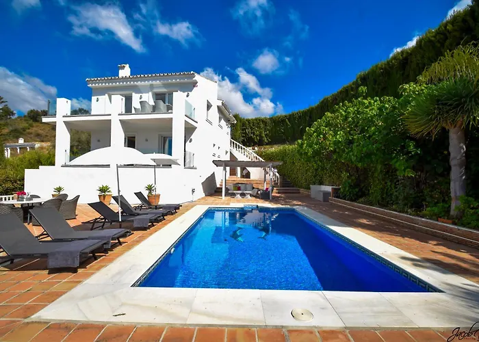 Villa Exquisite And Modern Near With Heated Pool!