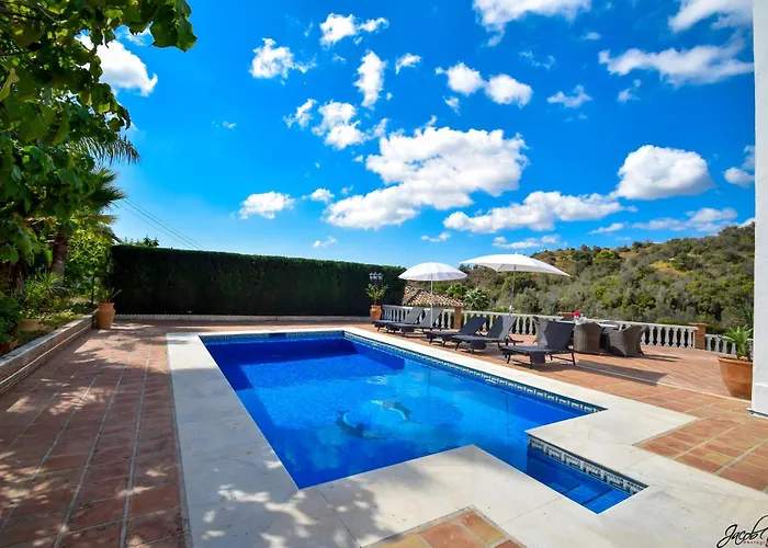 Villa Exquisite And Modern Near With Heated Pool! Marbella