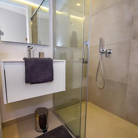 Exquisite And Modern Near With Heated Pool!