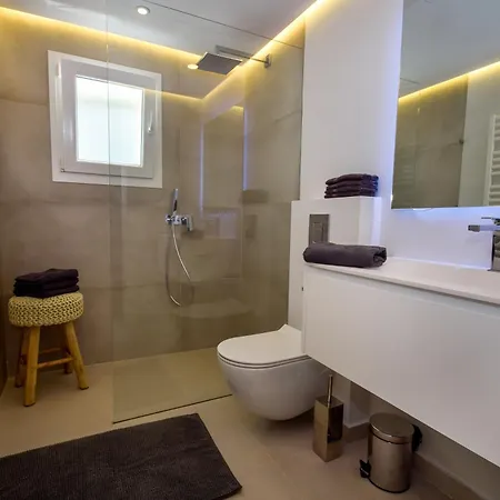 Exquisite And Modern Near With Heated Pool!