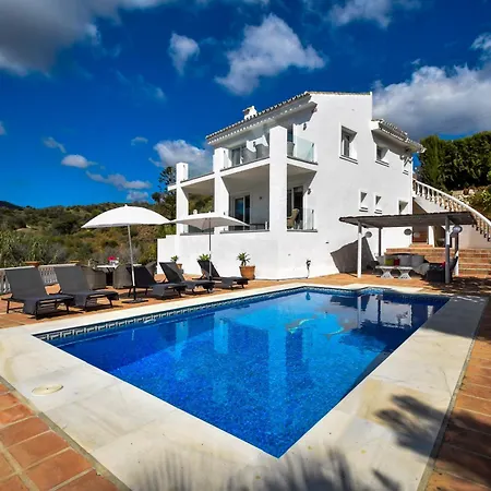 Exquisite And Modern Near With Heated Pool! Marbella